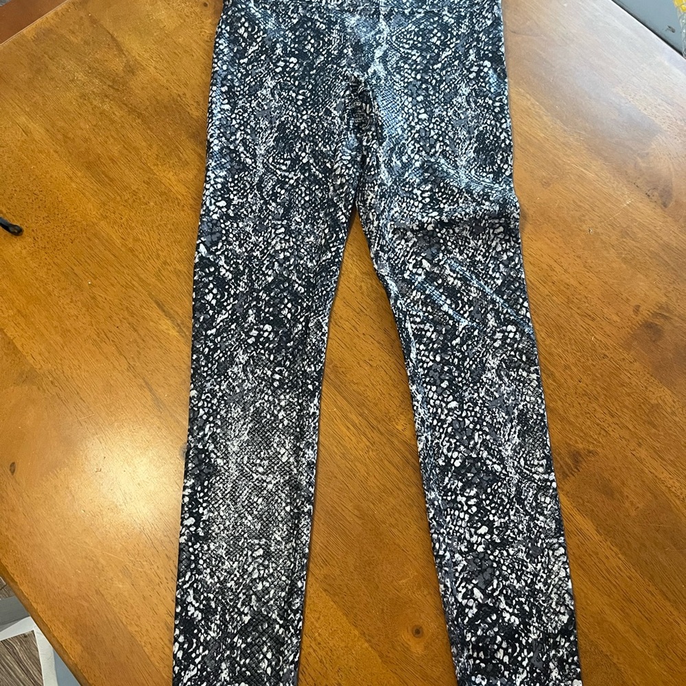 SPANX Faux Leather Snake Shine Leggings - Medium